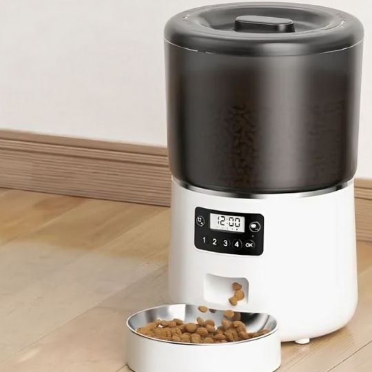 distributeur-de-croquettes-chat-blanc-automatique