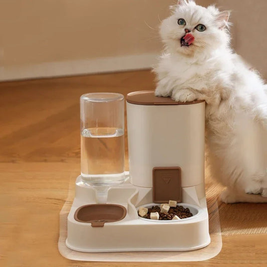 distributeur-de-croquettes-chat-brun-blanc